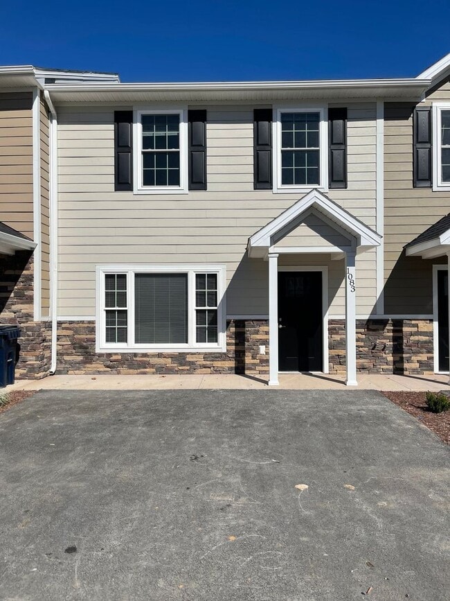 Building Photo - ***FIRST MONTHS RENT HALF PRICE***3BR/2.5B...
