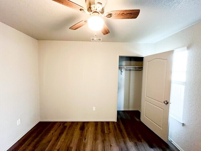 Building Photo - 1606 Risen Star Ln