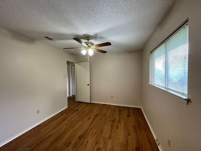 Building Photo - EXEMPLARY ROUND ROCK ISD - NO CARPET - FAN...