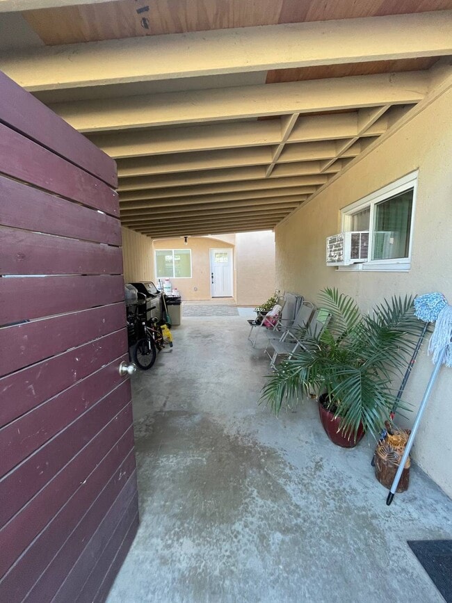 Building Photo - 540 W Elm Ave