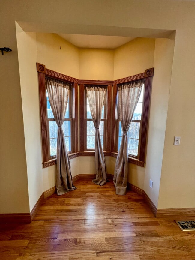 Building Photo - Charming Three Bedroom Home!