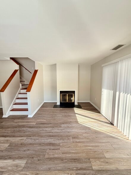 Building Photo - 135 Village Square Dr