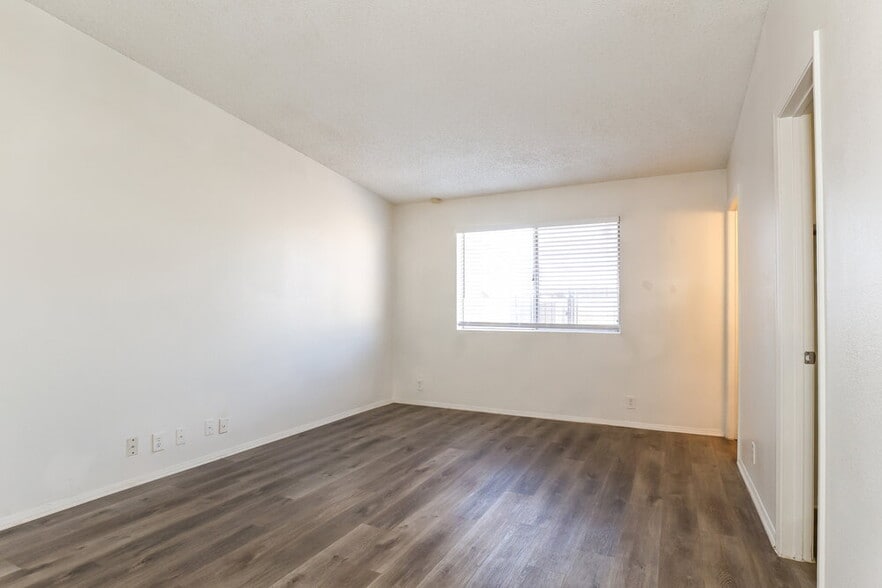 Building Photo - 8516 W Roma Ave