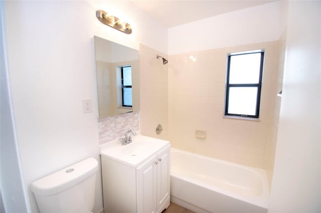 Building Photo - 2547 Roosevelt St