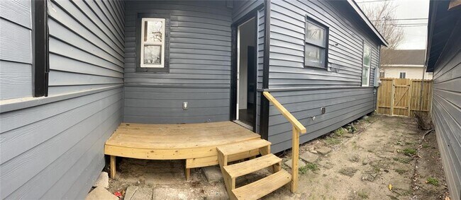 Building Photo - 503 Waco St