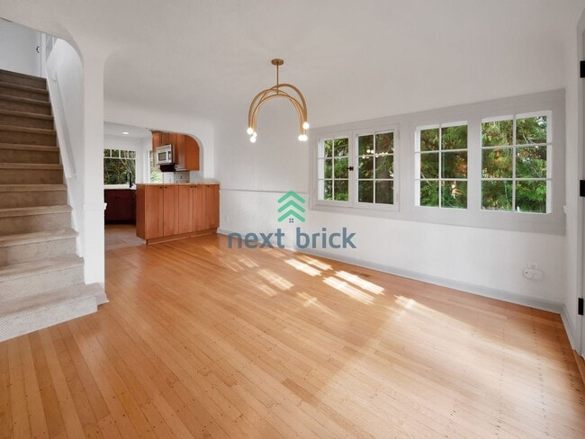 Building Photo - A beautiful 3 bed and 2 bathroom house for...