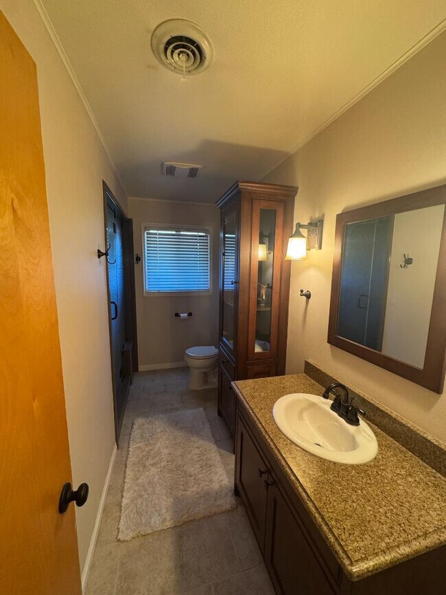 Building Photo - 822 Moose St