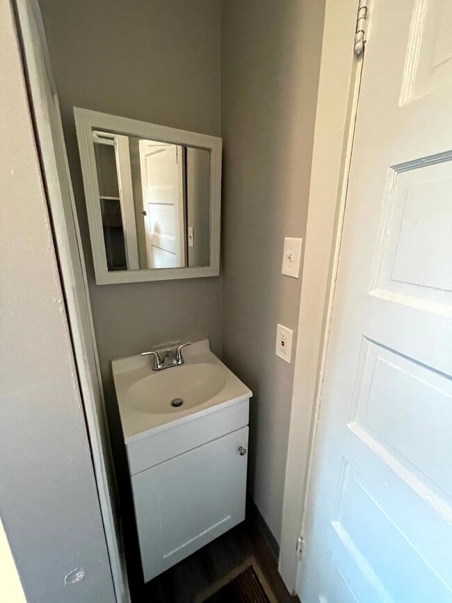 Building Photo - Lovely two bedroom, 1 bathroom Townhome on...