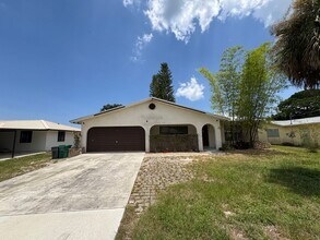 Building Photo - 2/2 home with fenced backyard in Ft Pierce
