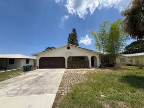 Building Photo - 2/2/2 home with fenced backyard in Ft Pierce