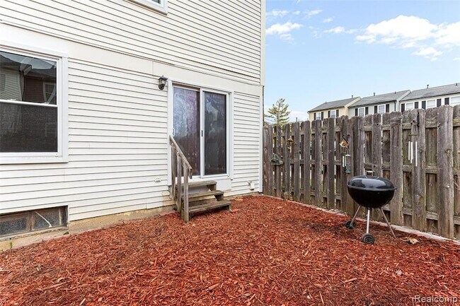 Building Photo - 3374 Burbank Dr