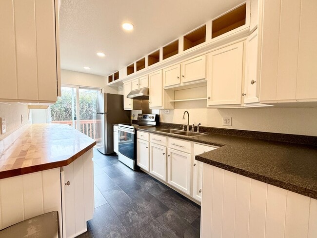 Building Photo - Coastal Living at its Finest (In-Law Suite...