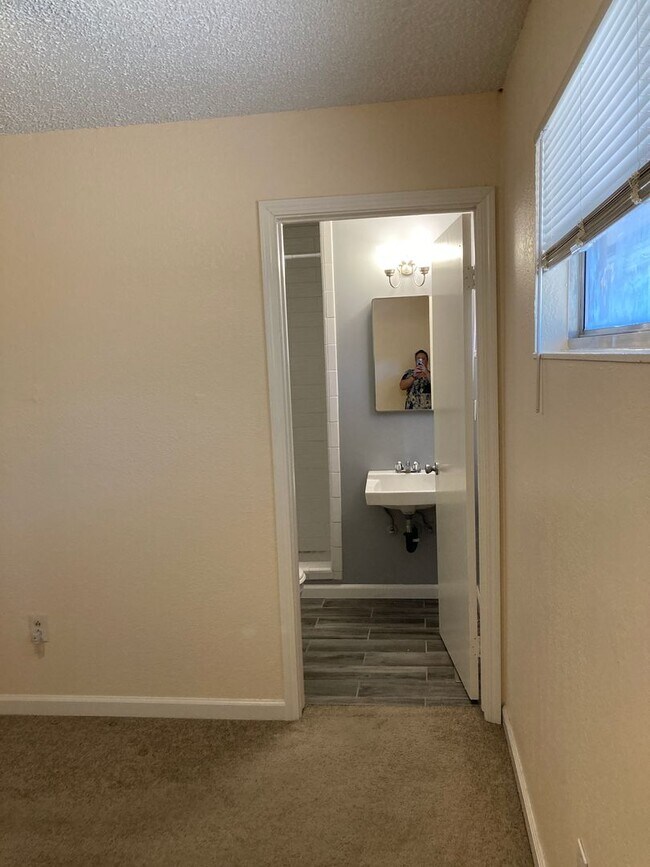 Building Photo - **READY FOR MOVE IN** 3 Bedroom/2 Bath Single Story Home