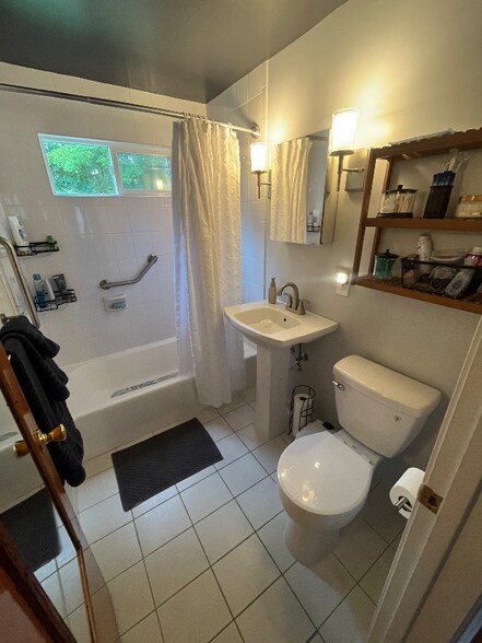 Building Photo - 215 Mystic Ln