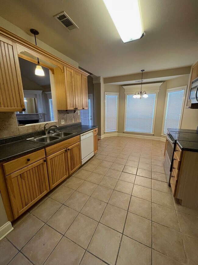 Building Photo - 3 BEDROOM HOUSE!