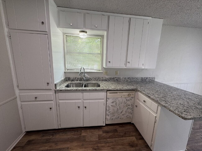 Building Photo - Two bedroom 1 bath with great space on qui...