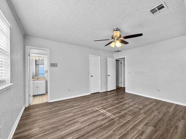Building Photo - 2422 Ripple Creek Ln