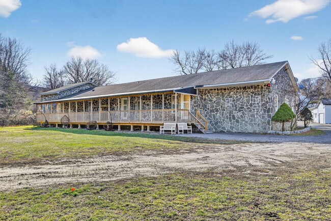 Building Photo - 443 Clove Rd