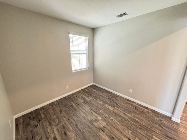 Building Photo - Beautifully Upgraded Single-Story 2BED/2BA...