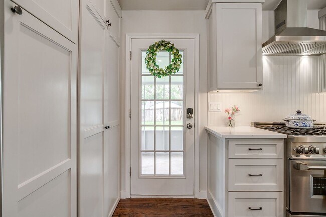 Building Photo - Pristine 2 Bed, 1 Bath Home for Rent in the Cultural District- 76107