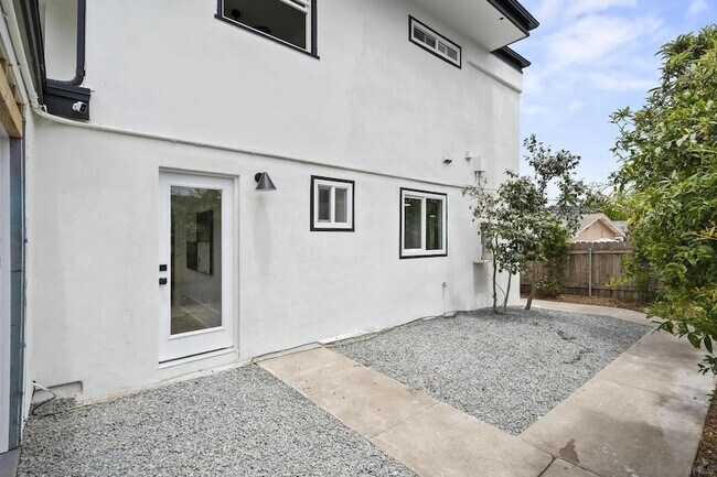 Building Photo - 4420 Voltaire St