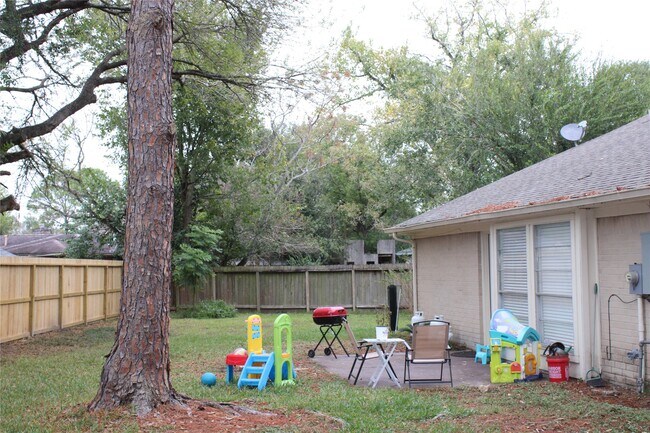 Building Photo - 819 Walbrook Dr