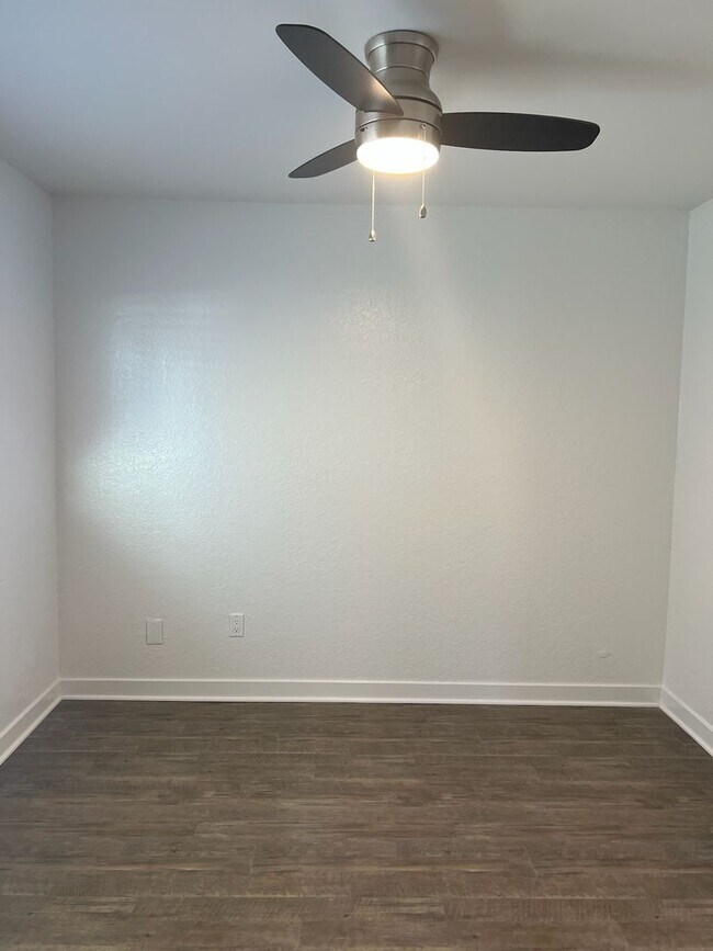 Building Photo - Newly renovated Beauty!