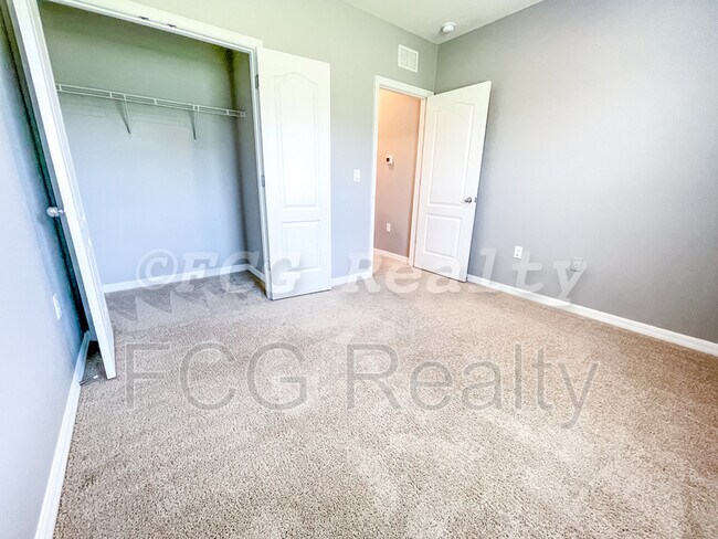 Building Photo - 345 Holly Berry Dr