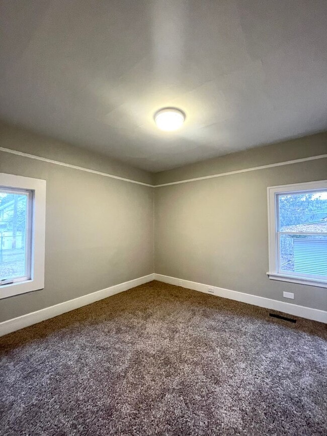 Building Photo - 3 Bedroom 1 Bath Home