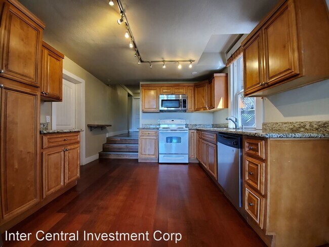 Building Photo - 3 br, 1 bath House - 611 Cedar Ave South