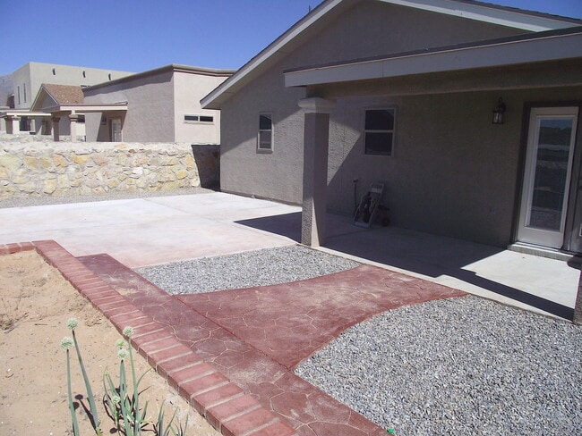 Building Photo - Northeast El Paso 3bed, 2 bath REFRIG A/C ...