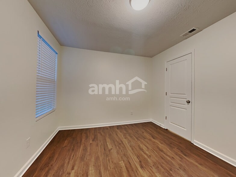 Building Photo - 6605 Shooting Star Dr