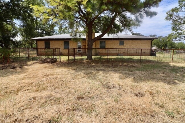 Building Photo - FOR LEASE in Brock ISD!! Updated 3 BR - 2 ...