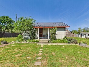 Building Photo - 2 bed 1 bath - Beautiful Outdoor Living