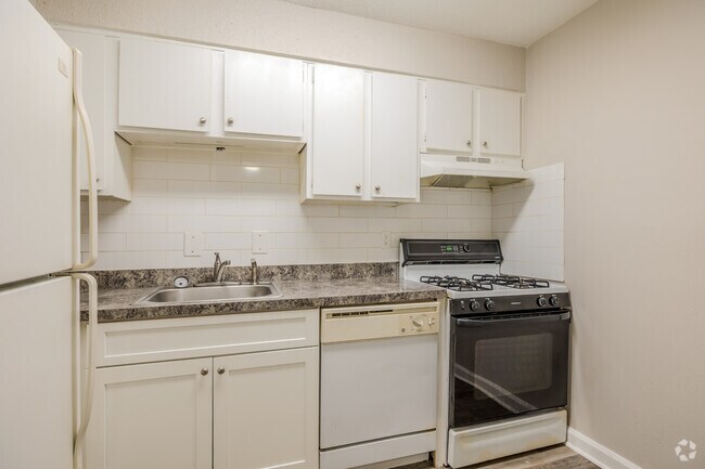 1BR, 1BA - 902SF - Kitchen - Royal Manor Apartments