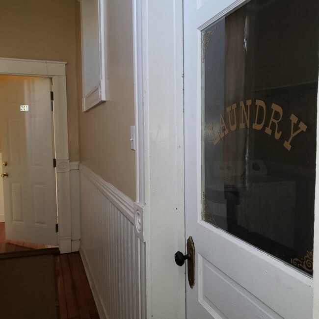 Building Photo - 208 N Main St