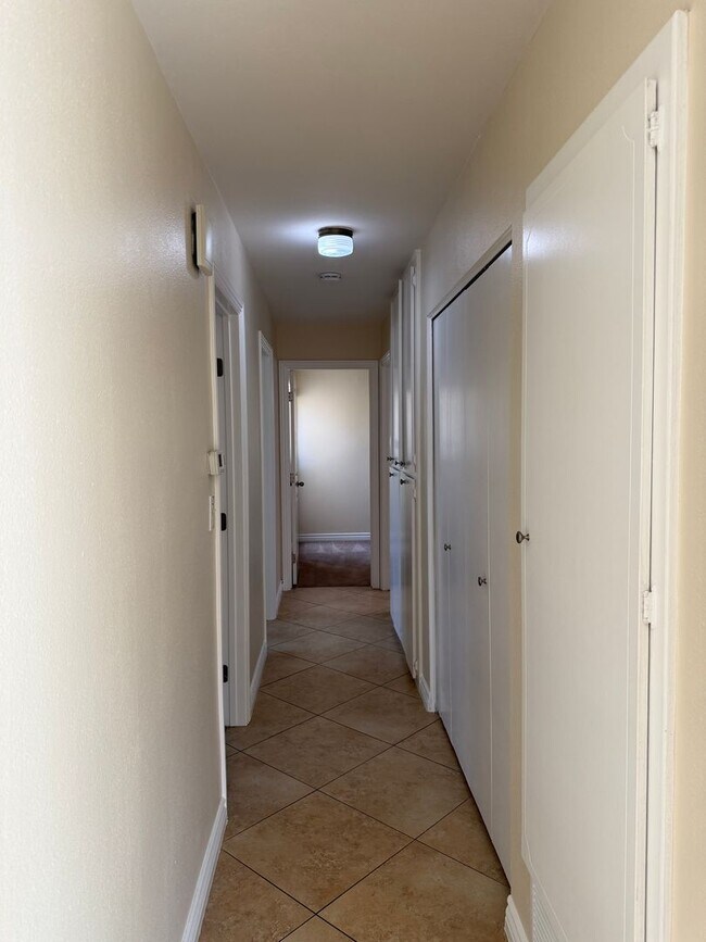 Building Photo - 3 Bedroom Condo for Lease with a 1 Car Garage