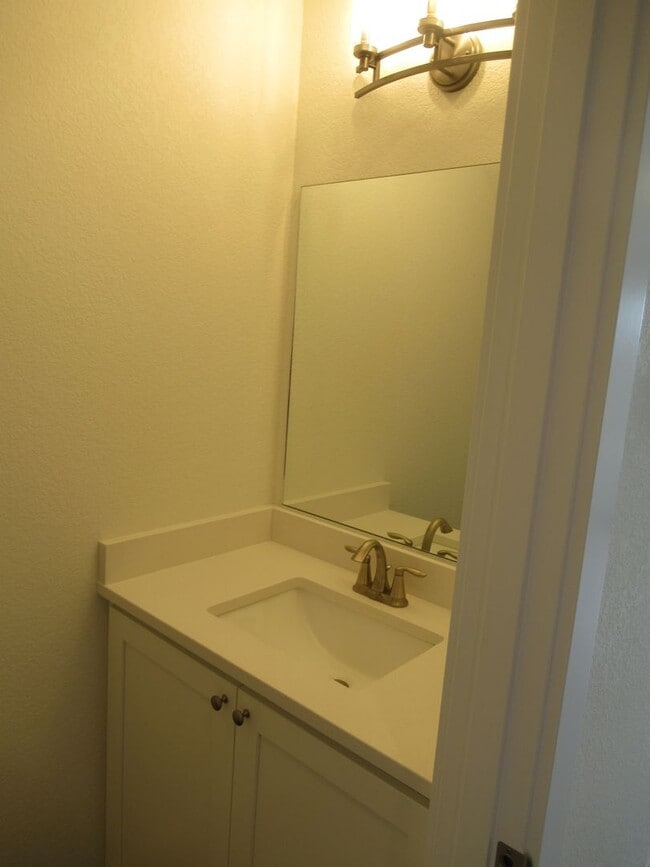 Building Photo - Newer Three Bedroom Duplex