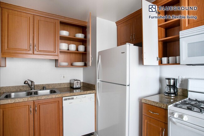 Building Photo - 467 S Arnaz Dr