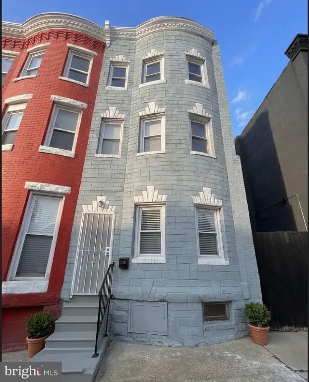 Building Photo - 1028 E North Ave