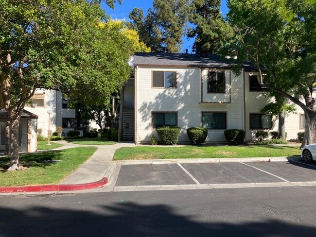 Building Photo - 1391 Meadow Ridge Cir