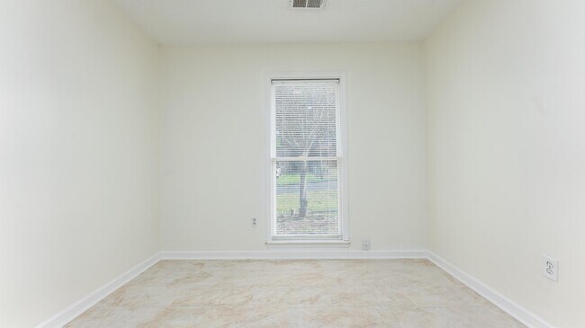 Building Photo - 6806 Cove Cir