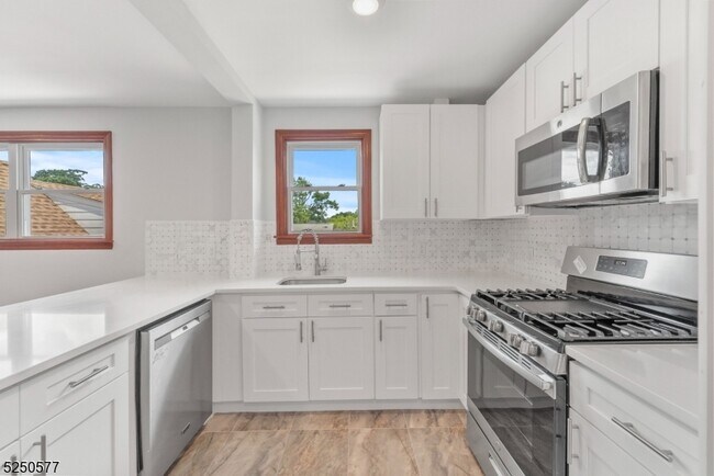Building Photo - 532 Piaget Ave