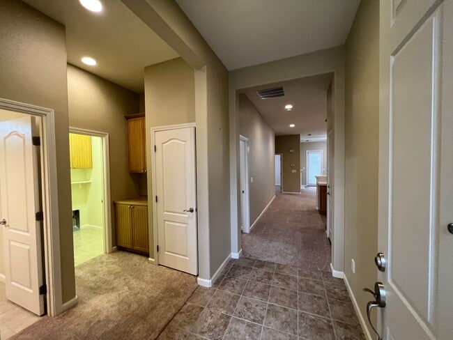 Building Photo - Lovely 3 Bedroom Low Maintenance Unit with New Flooring!