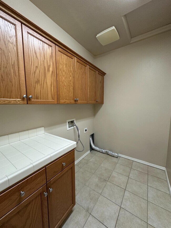 Building Photo - 5541 N Plum Ln