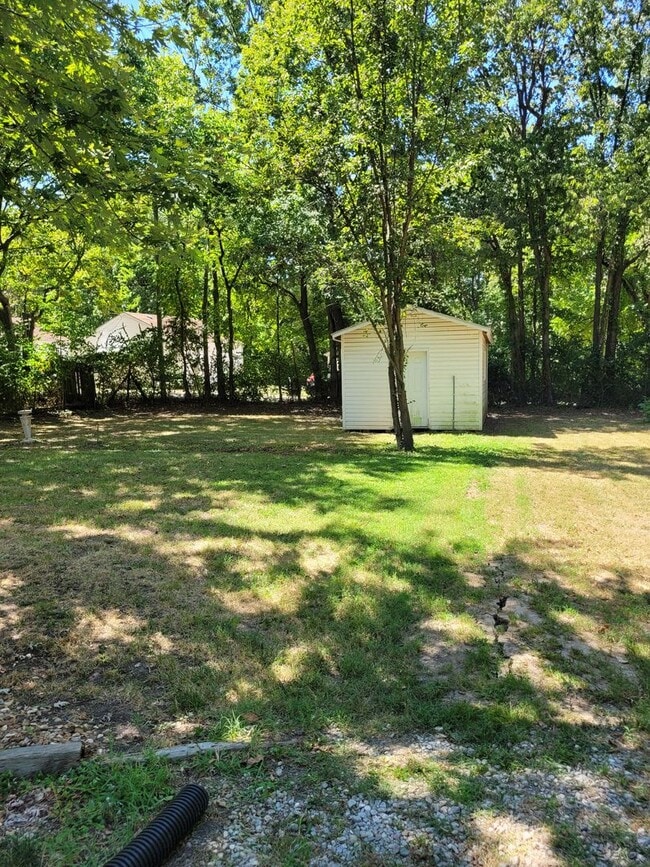 Building Photo - 2 Bedroom Home with large yard