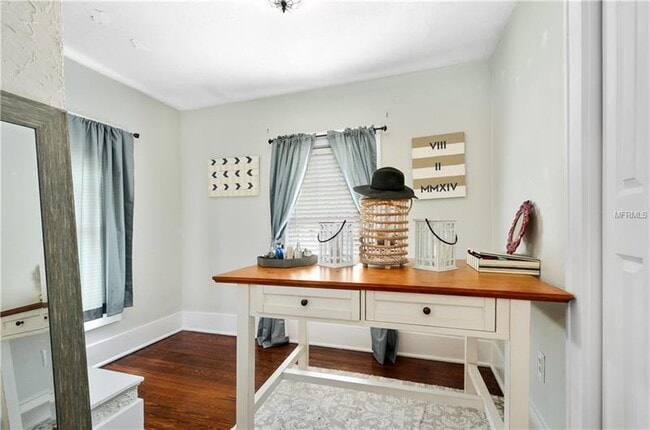 Building Photo - Amazing 4 BR Pool home in the heart of Tho...