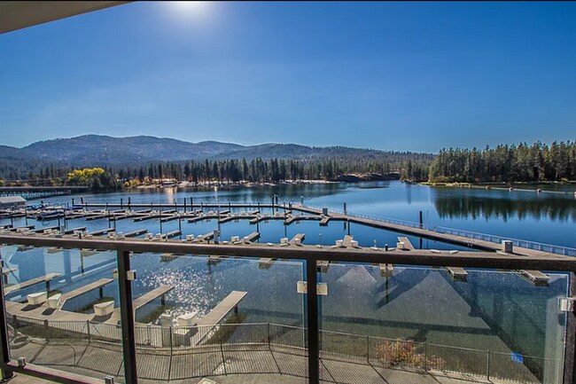 Building Photo - Beautiful river front condo move in ready!