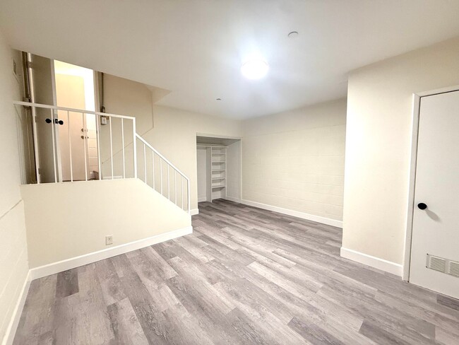 Building Photo - Beautifully Updated End-Unit Condo for Ren...