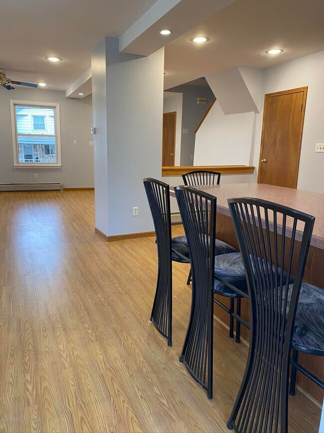 Building Photo - 116 E Elm St